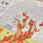 Edukacinis spalvinimo, užduotėlių ir žaidimo rinkinys Miško istorija su ilgais spalvinimo ir užduočių lapais, žaidimo kauliuku ir figurėlėmis, spalvotais pieštukais bei drožtuku