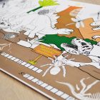 Edukacinis užduočių, spalvinimo ir žaidimų rinkinys Dinozaurai su lipdukais, žaidimų kauliuku, 6 figurėlėmis ir 12 vnt. spalvotais pieštukais ekologiškoje kartoninėje tūboje
