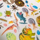 Edukacinis užduočių, spalvinimo ir žaidimų rinkinys apie dinozaurus su lipdukais, žaidimų kauliuku, 6 figurėlėmis ir 12 vnt. spalvotais pieštukais ekologiškoje kartoninėje tūboje