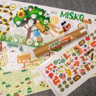 Edukacinis užduočių, spalvinimo ir žaidimų rinkinys Miško istorijos su spalvingais ir nuotaikingais lipdukais, 3 vnt. ilgais spalvinimo lapais, 12 vnt. spalvotais pieštukais, drožtuku, žaidimų kauliuku ir figurėlėmis, vaikams nuo 3 metų