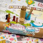 Lavinamasis spalvinimo, užduočių ir žaidimo rinkinys Princesės pasaka su 3 ilgais spalvinimo lapais, skaičiavimo užduotėlėmis, labirintu, smagiais ir spalvingais lipdukais, žaidimo kauliuku ir figurėlėmis, 12 vnt. spalvotais pieštukais ir drožtuku, vaikams nuo 3 metų