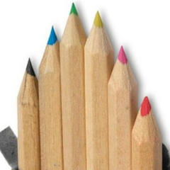 Personalizuotų spalvotų pieštukų rinkinys su vardu ir įstaigos logotipu