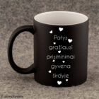 vardinis keramikinis puodelis su stilizuotu užrašu "Patys gražiausi prisiminimai gyvena širdyje
