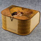 Stilinga dovanų dėžutė, kurioje sudėta dėlionė