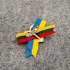 Sagė ženkliukas "Lietuva su Ukraina" iš arti