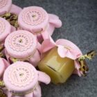 Medaus dovanėlė šventės svečiams su rožiniu sijonėliu