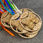 Graviruotas medinis medalis su vardu Drugelis