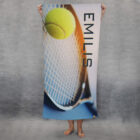 Teniso kamuoliuku ir rakete iliustruotas vardinis rankšluostis