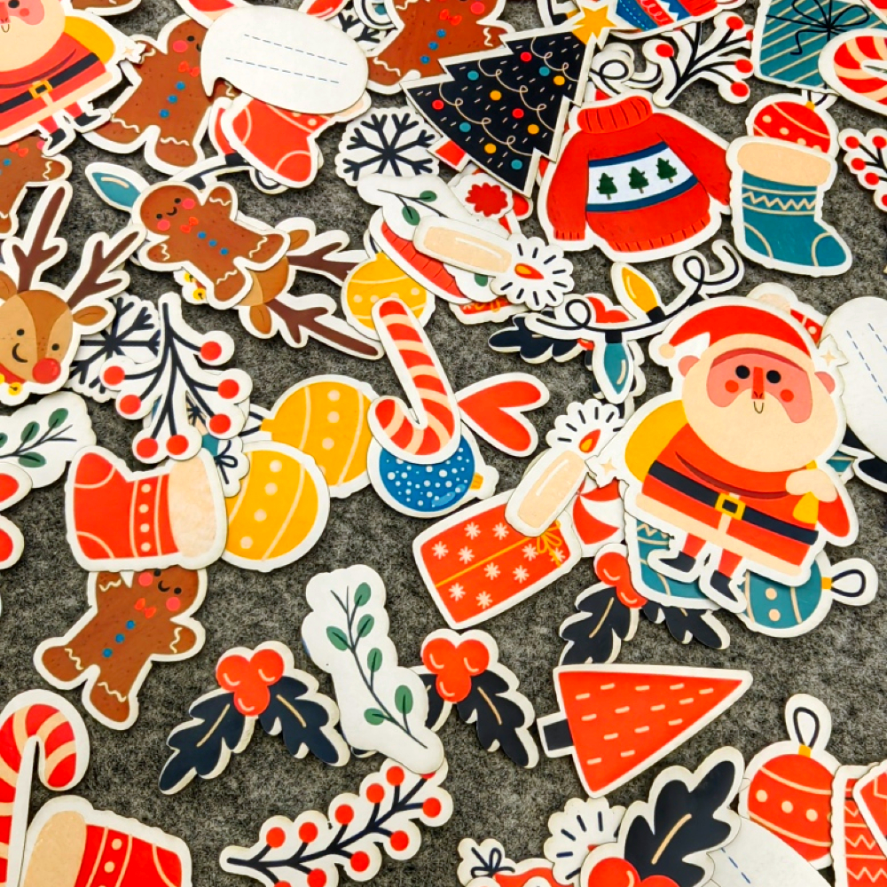 Kūrybinis rinkinys Kalėdos - įvairios spausdintos formlės iš kartono. 100 vnt įvairiaspalvių figurėlių rankdarbiams, dekoravimui.