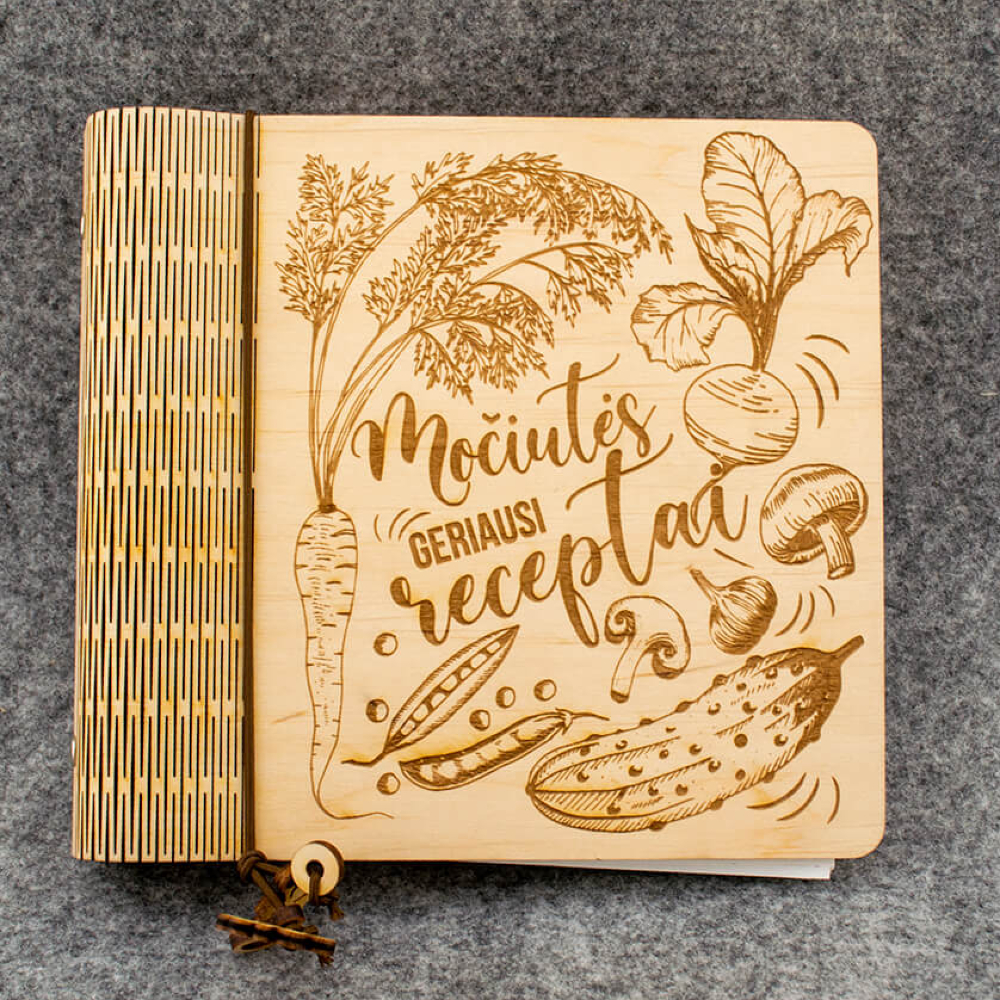 Unikali užrašų knygelė receptams su vardu. Knygelė kietu mediniu viršeliu, graviruotu tekstu su vardu ir daržovių ornamentais.