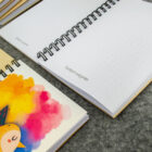 Personalizuota užrašų knygelė su spalvota iliustracija ir mediniu viršeliu išleistuvėms