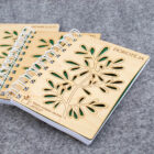 Užrašų knygelė mediniais viršeliais personalizuota vardu su rūtelės ornamentais