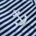 Jūreiviškis mėlynai baltai dryžuoti kapitono marškinėliai sulaivo inkaro iliustracijaa
