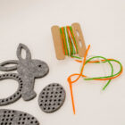 Lavinamasis siuvinėjimo rinkinys velykoms iš veltinio zuikis, morka su siūlais ir adata