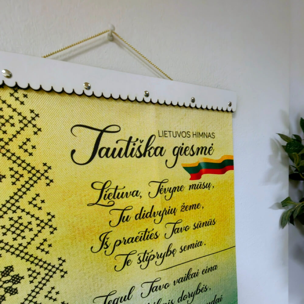 Tautiška giesmė - plakatas ant audinio su pakabinimo juostelėmis, fonas dekoruotas tautiniais ornamentais, trispalve.