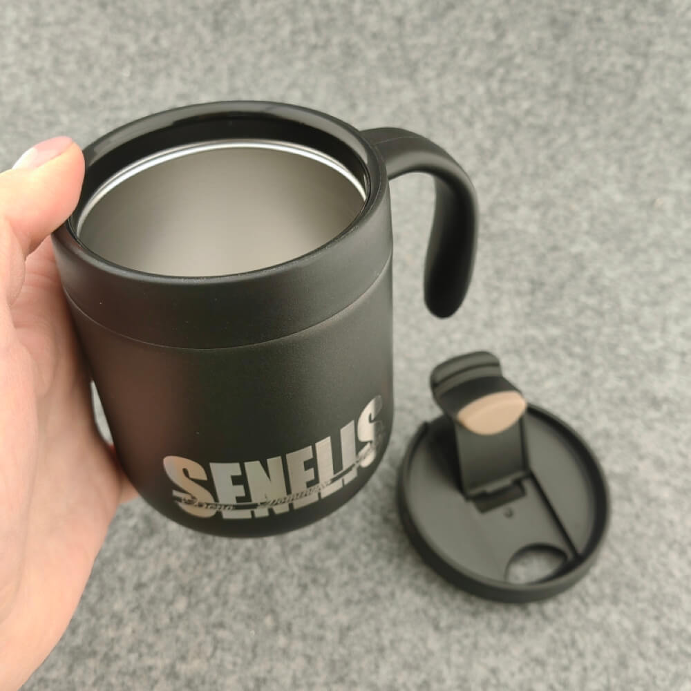 Senelio puodelis su anūkų vardais termosiukas
