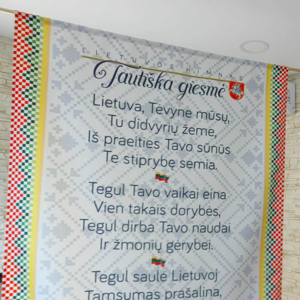 Labai didelis Lietuvos himnas scenoms, salėms spausdintas ant audinio, kabinamas ant medinių strypų