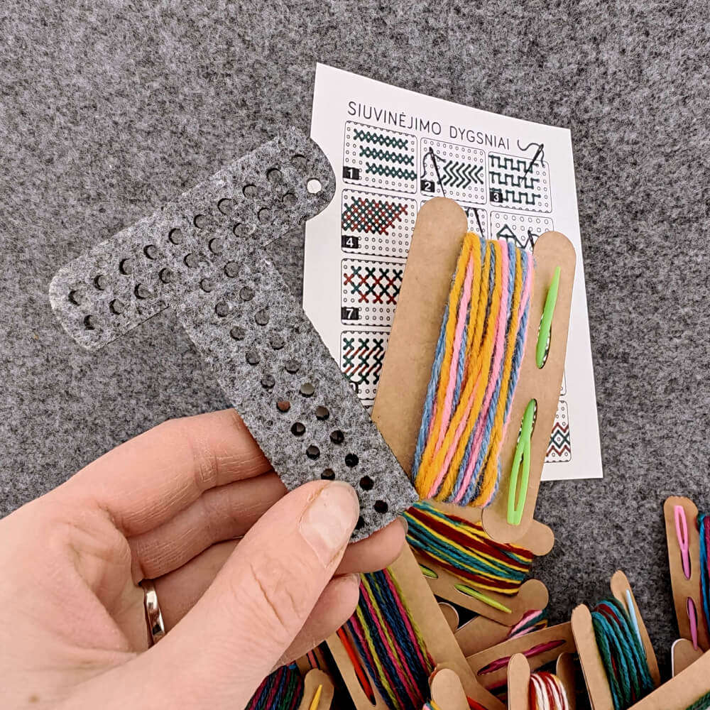 Edukacinis siuvinėjimo rinkinys - Abėcėlė, raidė T su spalvotais siūlais ir saugia plastikine adata