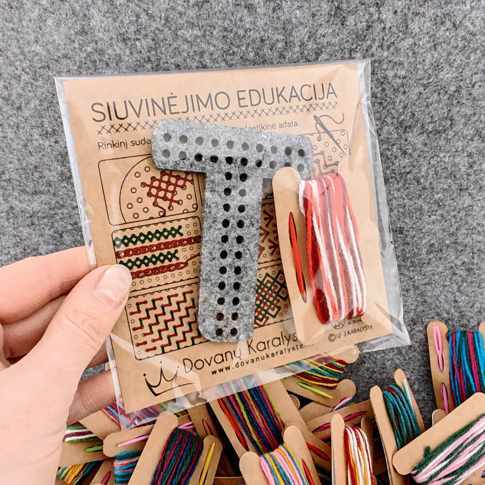 Edukacinis siuvinėjimo rinkinys - Abėcėlė, raidė T su spalvotais siūlais ir saugia plastikine adata