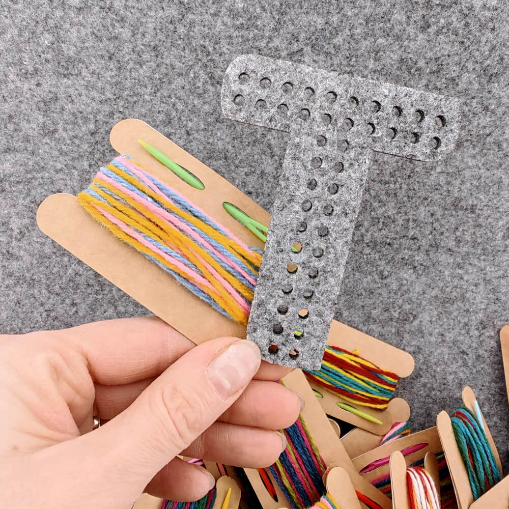 Edukacinis siuvinėjimo rinkinys - Abėcėlė, raidė T su spalvotais siūlais ir saugia plastikine adata