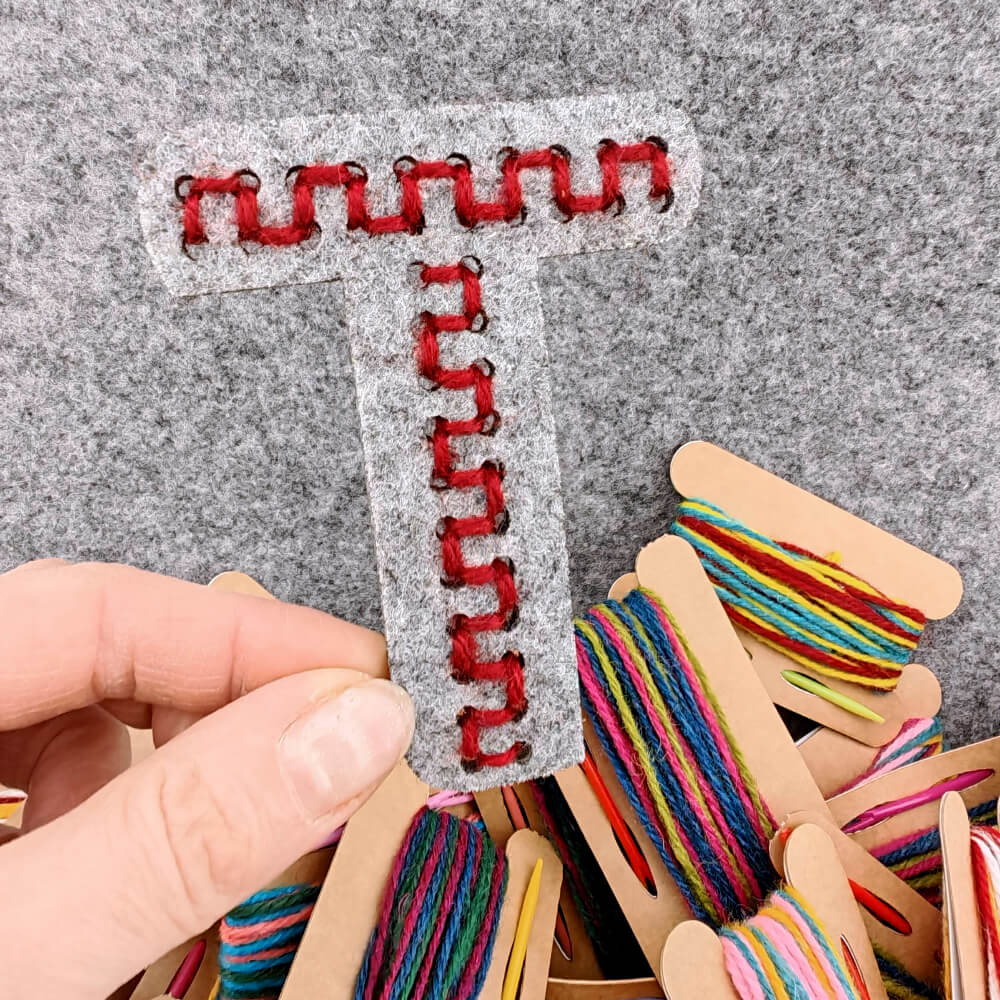 Edukacinis siuvinėjimo rinkinys - Abėcėlė, raidė T su spalvotais siūlais ir saugia plastikine adata