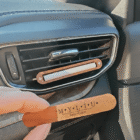 Medinis personalizuotas automobilio kvapukas tvirtinimas į groteles personalizuojamas Jūsų tekstu