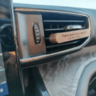Tekstu graviruotas automobilio kvapukas į groteles