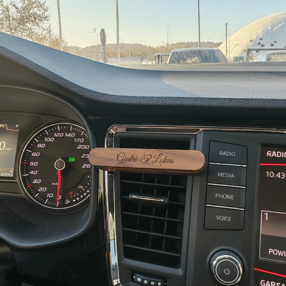 AUTO_6-4 Poros vardais ir dviguba širdele graviruotas automobilio kvapukas į groteles