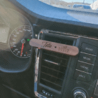 Šeimos iliustracija ir tekstu graviruota automobilio kvapas tvirtinamas į groteles