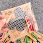 Skaidrioje plastikinėje pakuotėje paruoštas siuvinėjimo rinkinys „Drugelis“ su ryškiais siūlais, instrukcija ir plastikinėmis adatomis.
